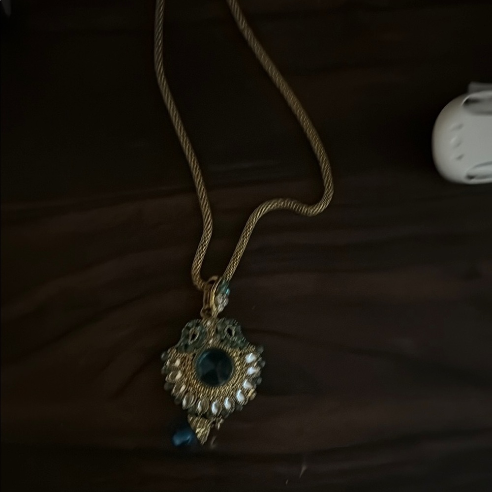 Elegant Gold and Blue Pendant Necklace